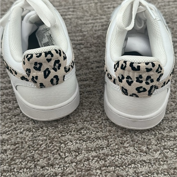 Nike White Women’s Sneakers with cheetah print - Picture 3 of 5